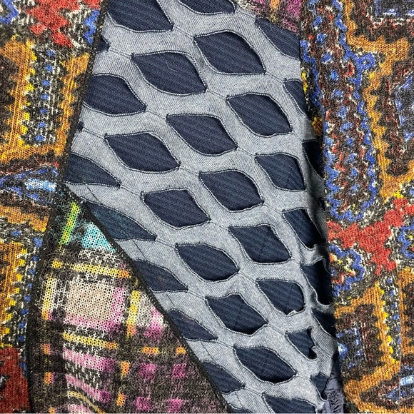 The Pyramid Collection Textured Top Multi Fabric Flowy L/S Patchwork - Picture 5 of 9